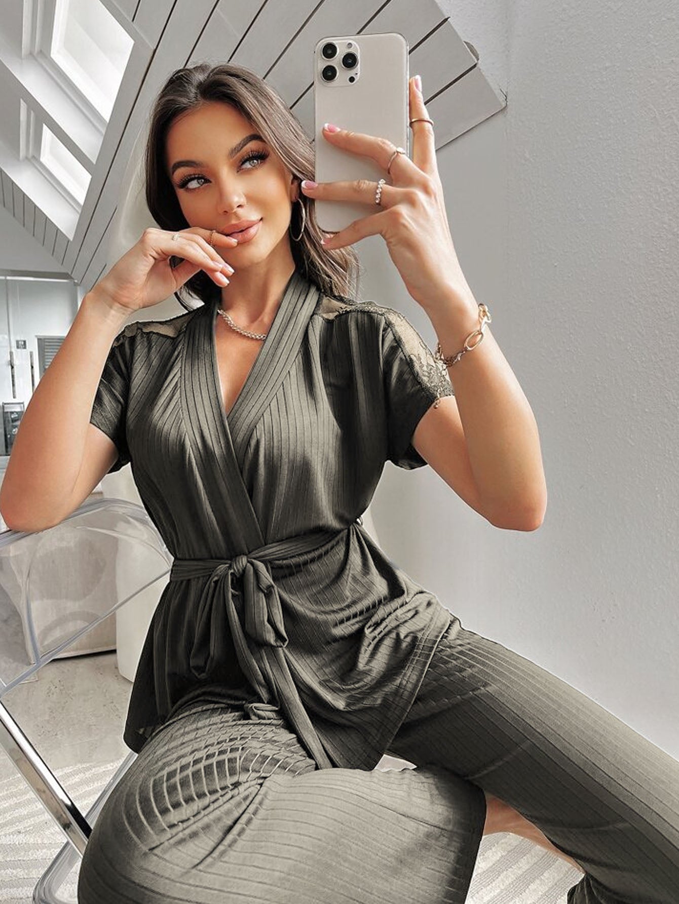 Ensemble de pyjama en dentelle ceinturé