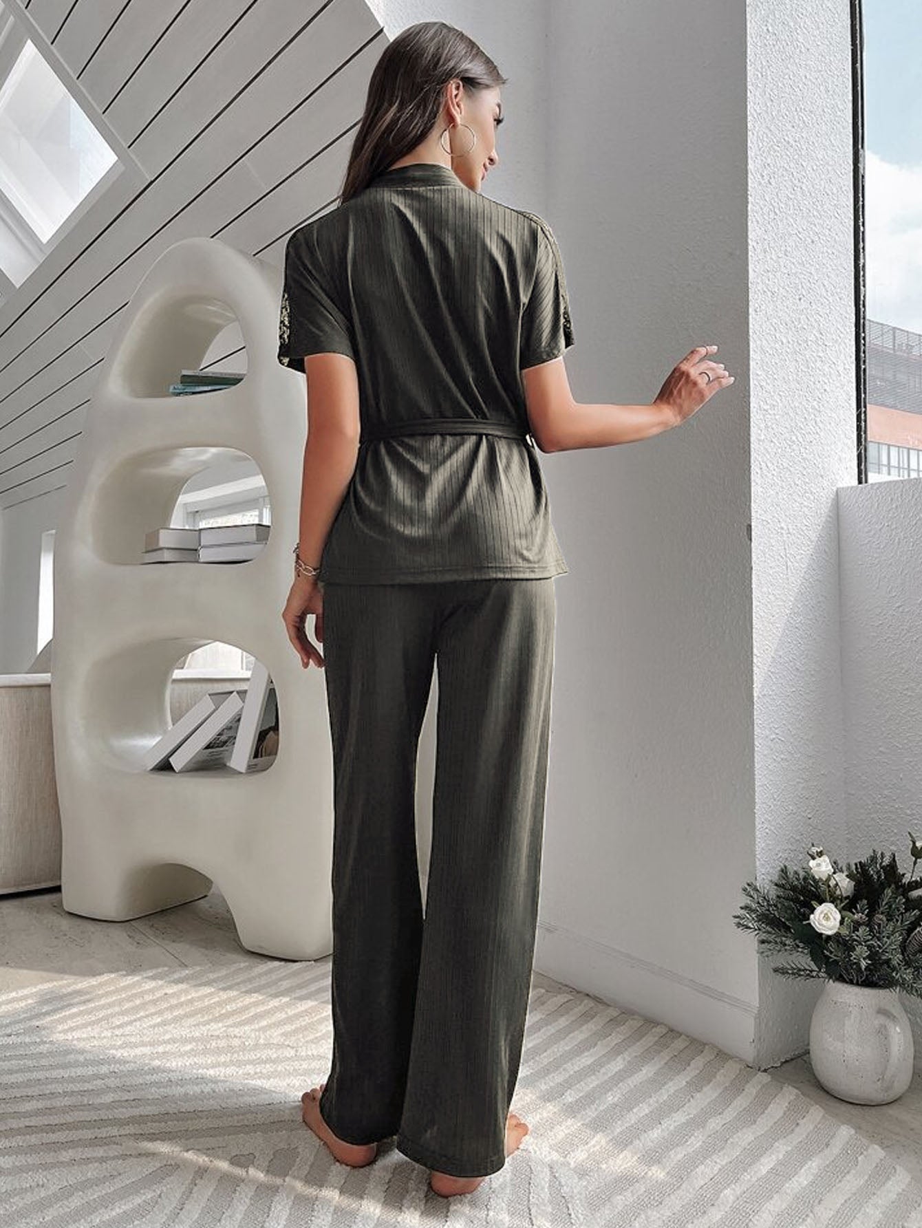 Ensemble de pyjama en dentelle ceinturé
