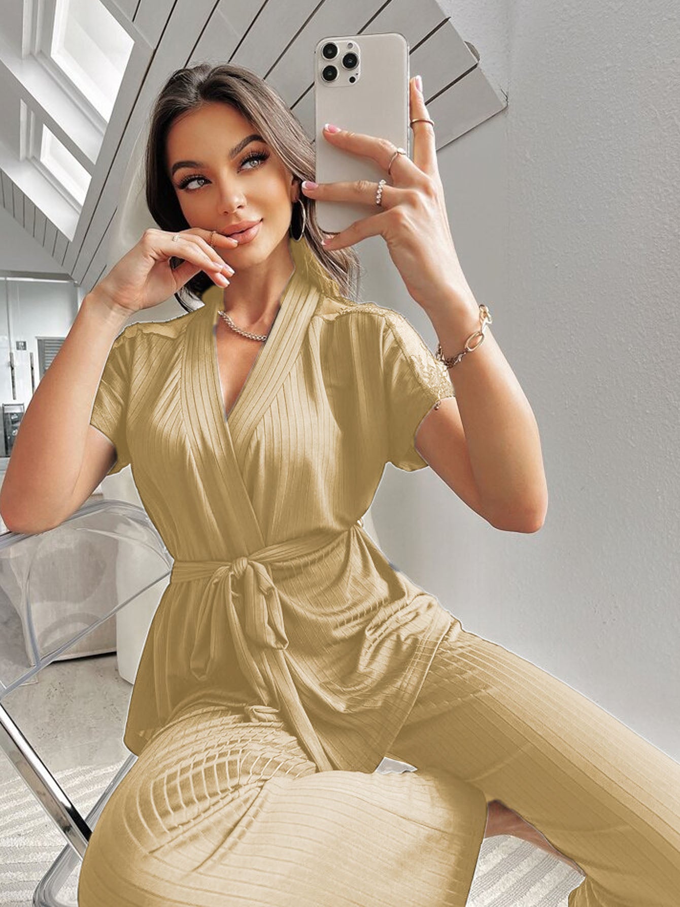 Ensemble de pyjama en dentelle ceinturé