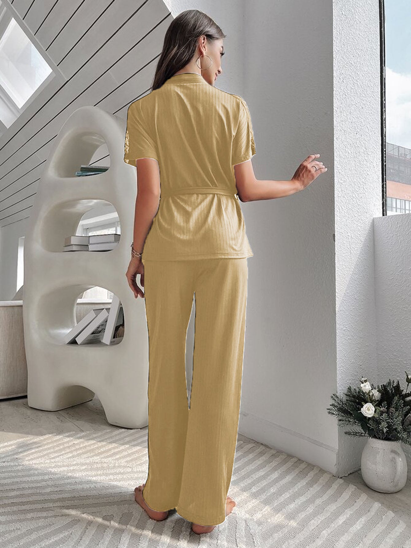 Ensemble de pyjama en dentelle ceinturé