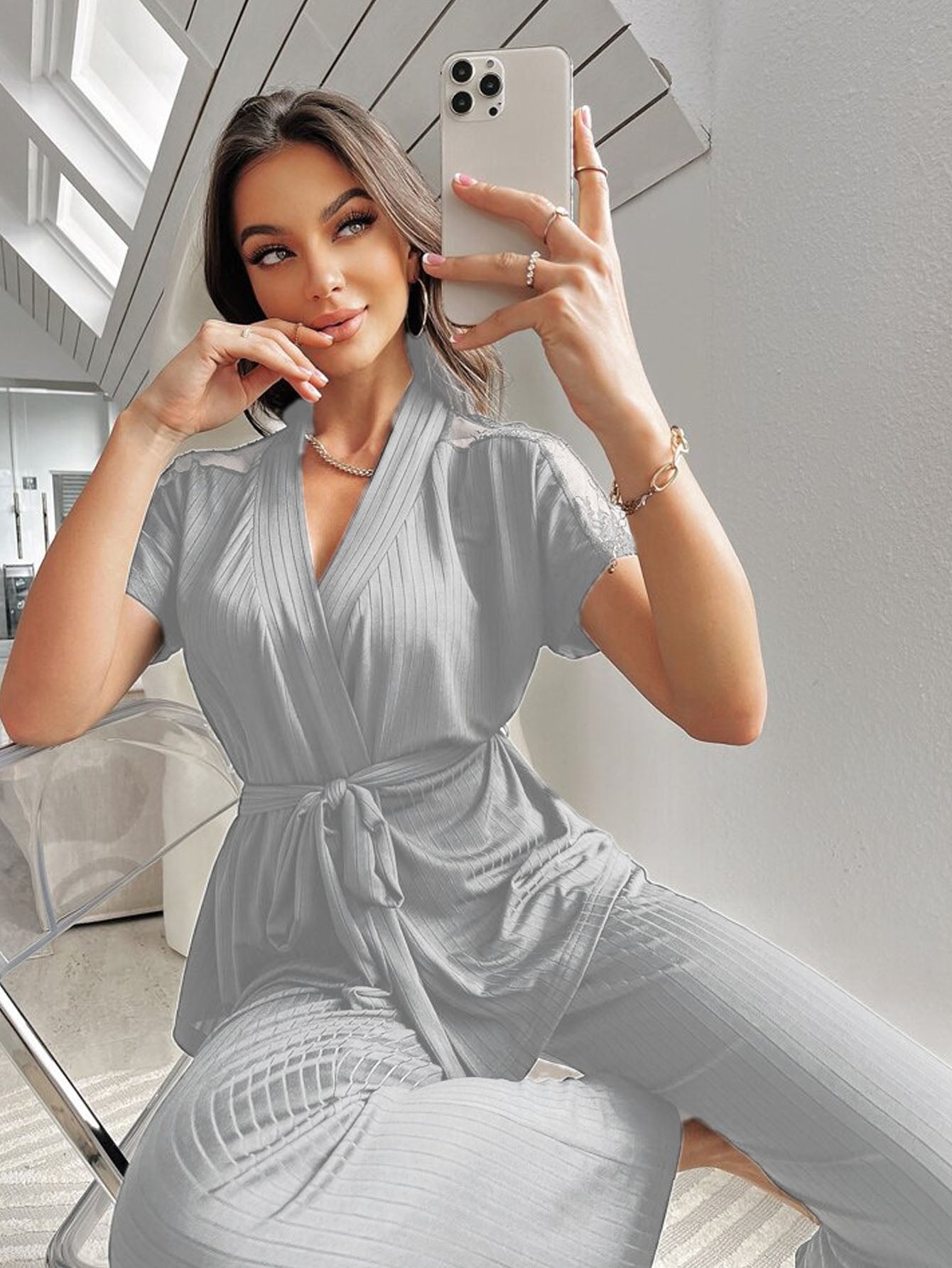 Ensemble de pyjama en dentelle ceinturé