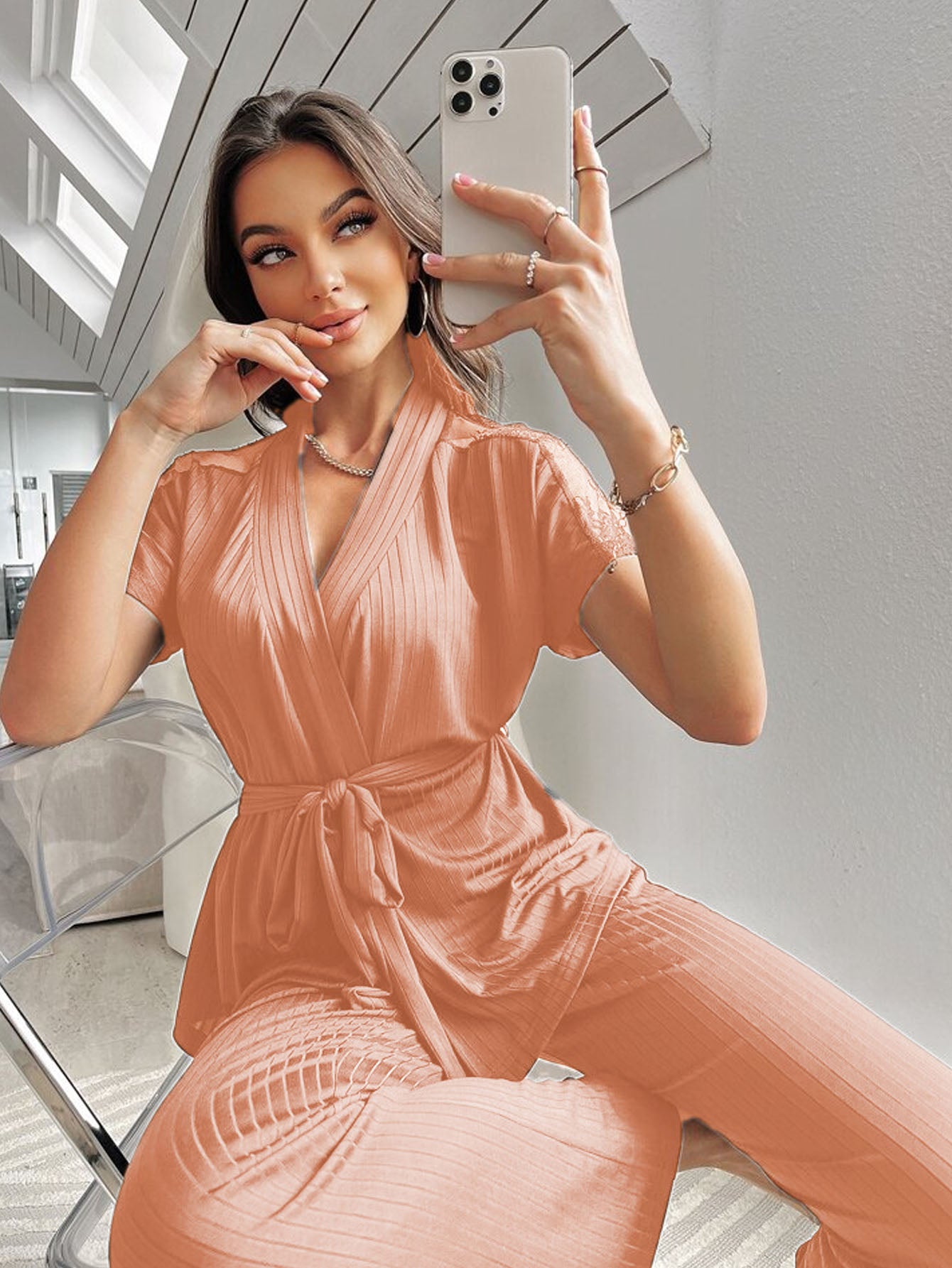 Ensemble de pyjama en dentelle ceinturé