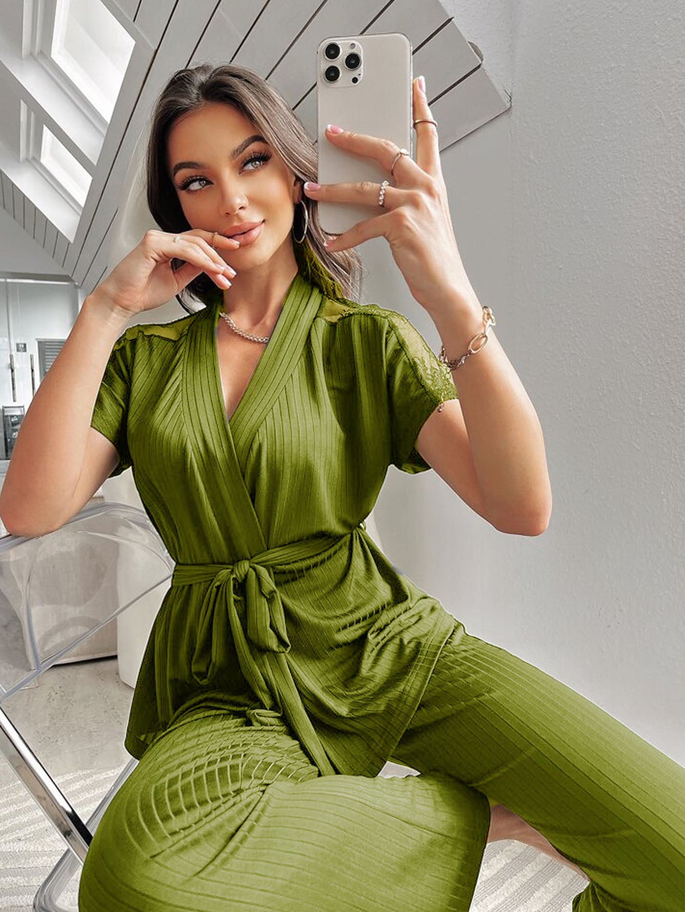 Ensemble de pyjama en dentelle ceinturé